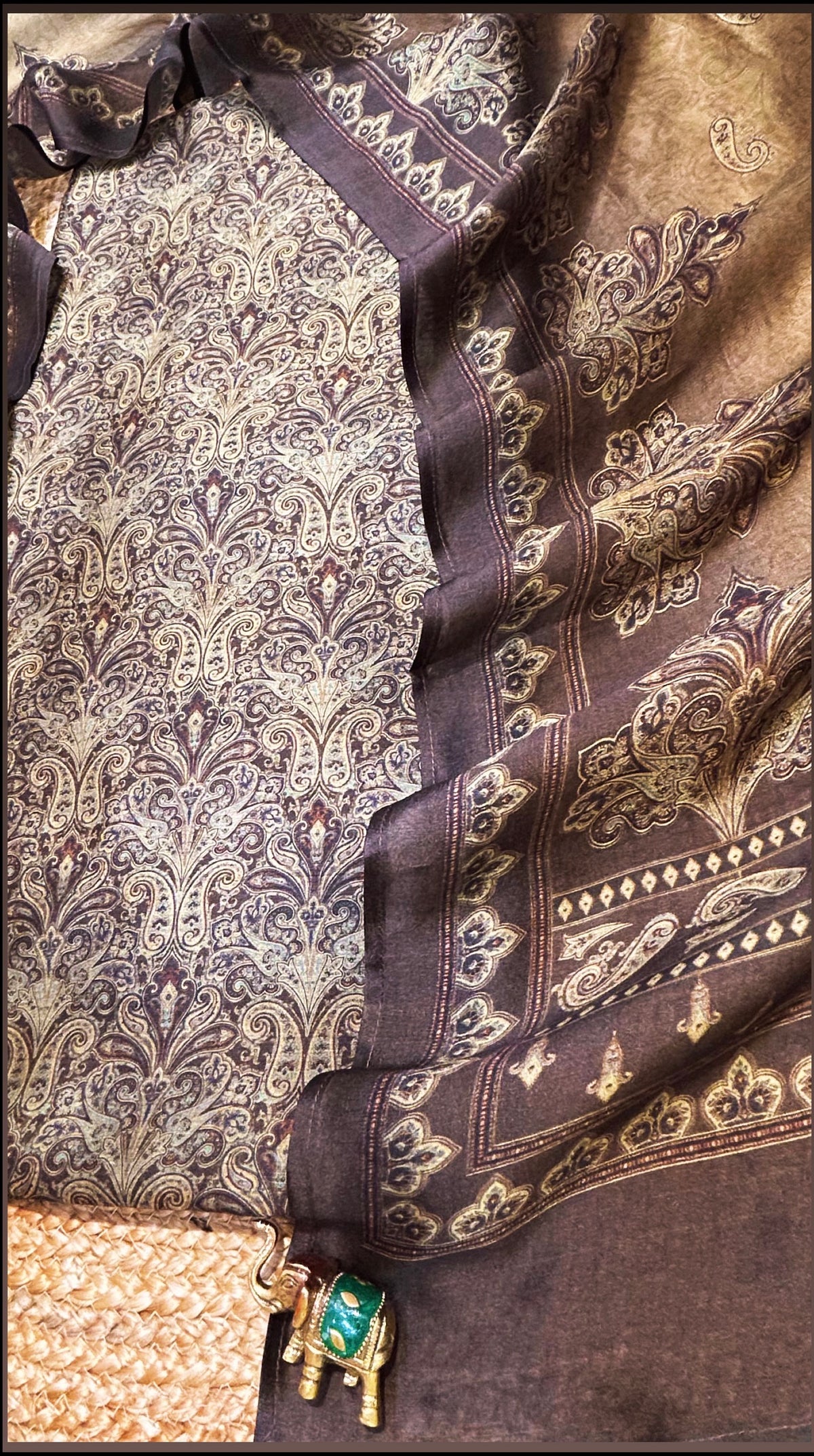 سیاہی SIYAAHEE🖤 The Paper Silk Edit