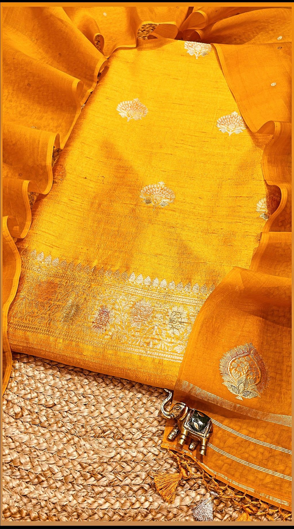 SWARNA Gold on Gold 👣 Rooted in Royal Khadhi Threads